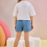 Short de mezclilla con flores bordadas