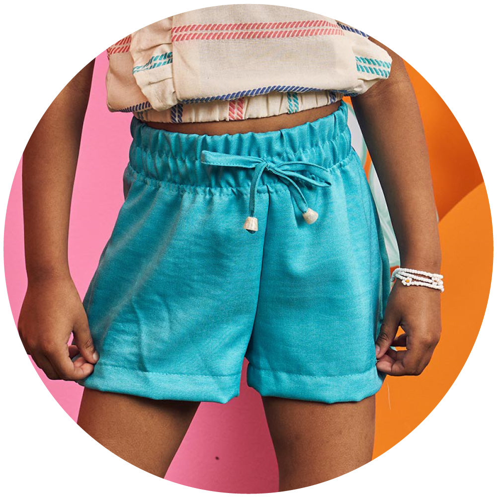Shorts de algodón color celeste para niña